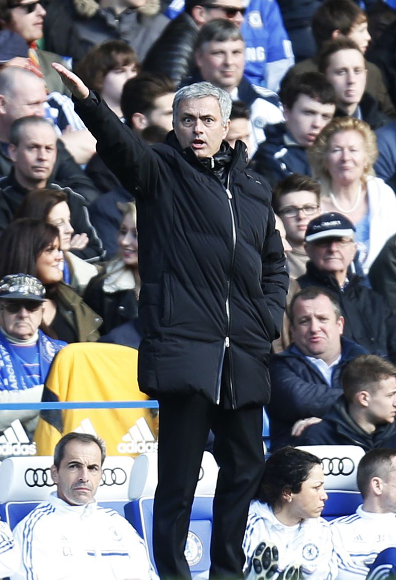 El t&eacute;cnico del Chelsea Jose Mourinho da instrucciones a sus jugadores durante un partido de la Liga Premier contra el Everton en Stamford Bridge, en Londres, el s&aacute;bado 22 de febrero de 2014. Chelsea gan&oacute; 1-0. (AP Foto/Lefteris Pitarak