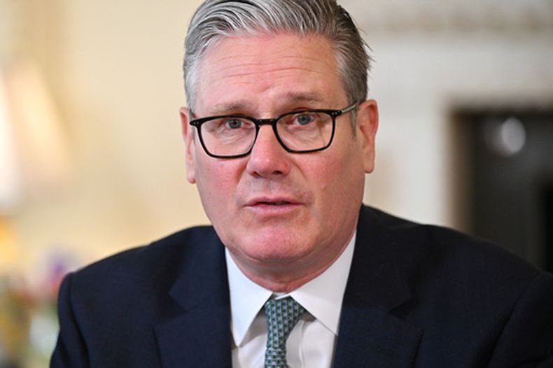 El primer ministro británico Keir Starmer habla en un evento con líderes de la industria de las redes sociales para hablar sobre la seguridad infantil en línea, el jueves 16 de abril de 2026, en Londres. (Leon Neal/Pool Foto vía AP)