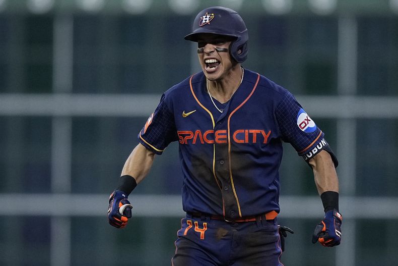 Mauricio Dubón de los Astros de Houston celebra tras conectar un doble remolcador en la séptima entrada frente a los Gigantes de San Francisco el lunes 1 de mayo del 2023. (AP Foto/Kevin M. Cox)