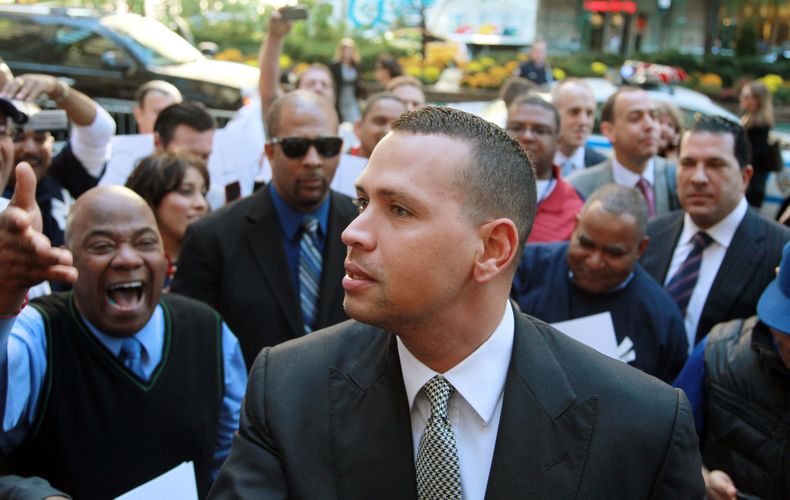 El jugador de los Yanquis de Nueva York, Alex Rodr&iacute;guez, llega a las oficinas de Grandes Ligas el martes, 1 de octubre de 2013, en Nueva York. (AP Photo/David Karp)