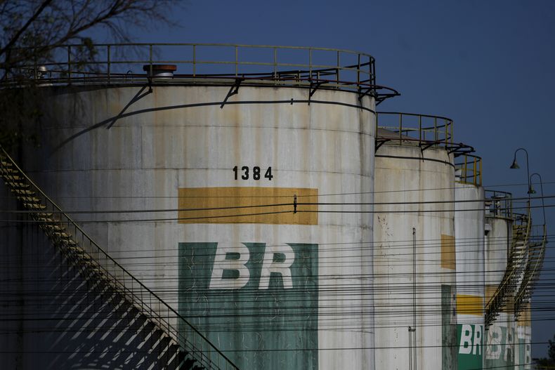 ARCHIVO - Reservas de combustible en un centro de distribución de la petrolera estatal Petrobras, en Brasilia, Brasil, el 15 de mayo de 2024. (AP Foto/Eraldo Peres, Archivo)