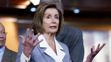 Pelosi veda 2 aliados de Trump de comisión de 6 de enero