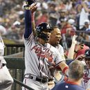 Eddie Rosario, centro, de los Bravos de Atlanta, celebra después de batear un grand slam en contra de los Diamondbacks de Arizona durante la novena entrada del juego de béisbol, el domingo 4 de junio de 2023, en Phoenix. (AP Foto/Darryl Webb)