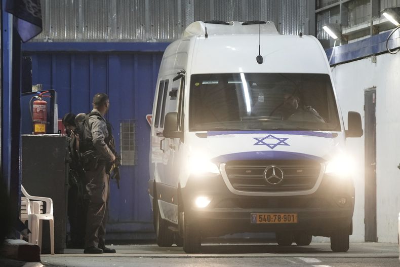Un vehículo del servicio penitenciario israelí traslada a presos palestinos liberados por las autoridades desde el penal militar de Ofer, cerca de Jerusalén, el 24 de noviembre de 2023. (AP Foto/Mahmoud Illean)