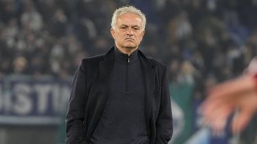El entrenador de la Roma, José Mourinho, en el césped durante el calentamiento previo al partido de cuartos de final de la Copa de Italia frente a Lazio, en el Estadio Olímpico de Roma, el 10 de enero de 2024. (AP Foto/Gregorio Borgia)