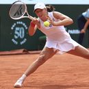 La polaca Iga Swiatek devuelve un tiro de la checa Karolina Muchova durante la final femenina del Abierto de Francia, el sábado 10 de junio de 2023, en París. (AP Foto/Aurelien Morissard)