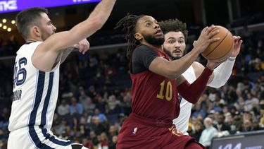Darius Garland, base de los Cavaliers de Cleveland, avanza hacia la cesta entre John Konchar (izquierda) y David Roddy, de los Grizzlies de Memphis, el jueves 1 de febrero de 2024 (AP Foto/Brandon Dill)