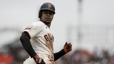 LaMonte Wade Jr., de los Gigantes de San Francisco, trota tras conectar un jonrón en el encuentro del jueves 3 de agosto de 2023, ante los Diamondbacks de Arizona (AP Foto/Godofredo A. Vásquez)