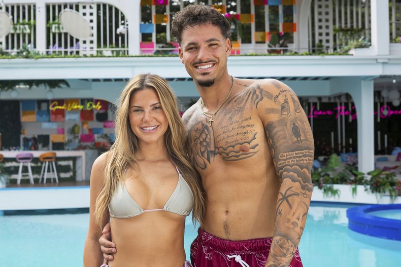 Esta imagen publicada por Peacock muestra a Iris Kendall, a la izquierda, y a José Pepe García-González del reality Love Island USA. (Ben Symons/Peacock via AP)