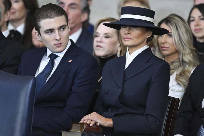 Barron Trump y la primera dama Melania Trump escuchan mientras el presidente Donald Trump pronuncia un discurso después de prestar juramento durante la 60ª toma de posesión presidencial en la Rotonda del Capitolio de los Estados Unidos en Washington, el lunes 20 de enero de 2025. (Saul Loeb/Pool photo via AP)