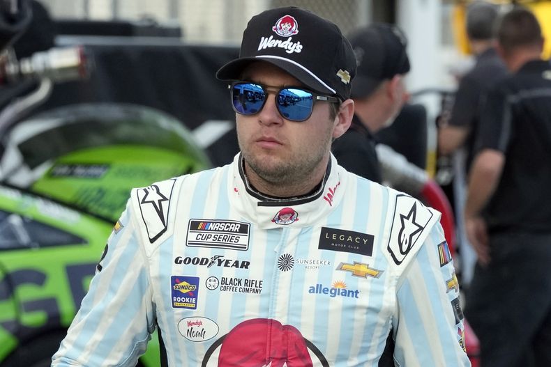 ARCHIV0 - Foto del 17 de febrero del 2023, Noah Gragson en la sesión de prácticas de las 500 Millas de Daytona de la NASCAR. El sábado 5 de agosto del 2023 Gragson fue suspendido de forma indefinida. (AP Foto/John Raoux, Archivo)