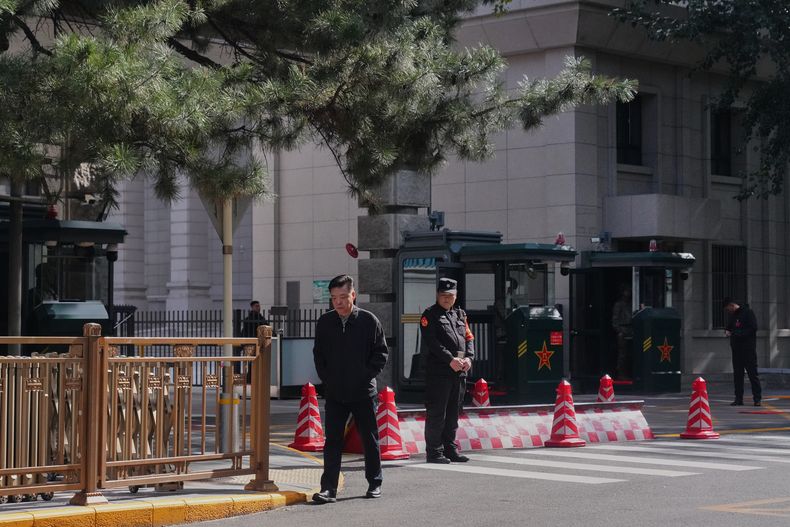 Guardias frente al Hotel Jingxi donde el Comité Central del Partido Comunista se está reuniendo, en Beijing, el 20 de octubre del 2025. (AP foto/Andy Wong)