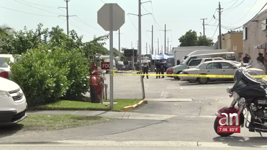 una mujer baleada fue encontrada en un charco de sangre a las afueras de un centro de almacenes en hialeah