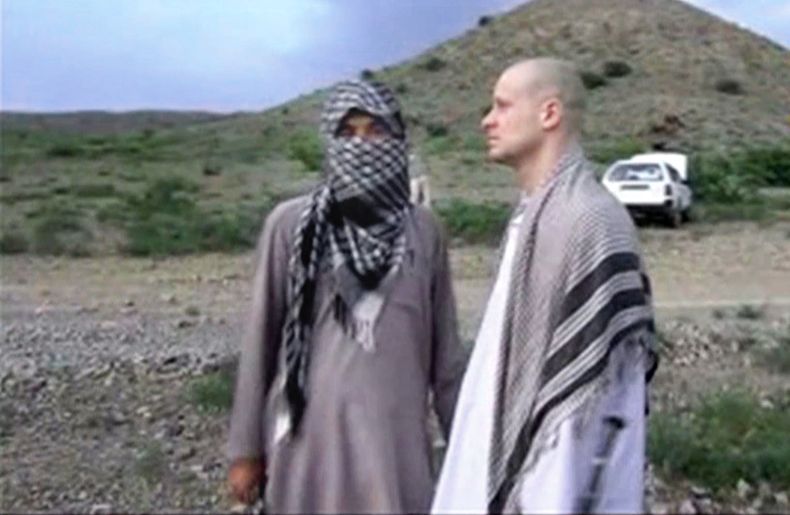 En esta imagen tomada de un video obtenido en el sitio de internet Voz de la Yihad, el sargento estadounidense Bowe Bergdahl es liberado por talibanes en una zona del este de Afganist&aacute;n. El Talib&aacute;n difundi&oacute; el video el jueves 4 de jun