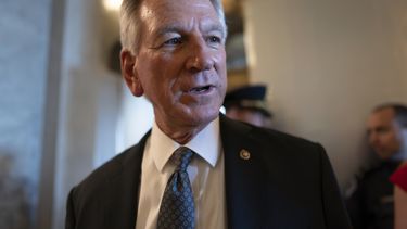 El senador Tommy Tuberville, republicano por Alabama, habla con los periodistas, en el Capitolio, en Washington, el 6 de septiembre de 2023. (Foto AP/J. Scott Applewhite)