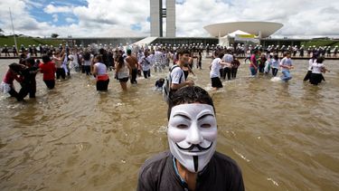 americateve | Un estudiante enmascarado participa de una protesta frente al congreso en Brasilia, 26 de marzo de 2014. Una encuesta de Ibope conocida el jueves 27 de marzo de 2014 muestra que lapopularidad de la presidenta brasile&ntilde;a Dilma Rousseff ha disminuido