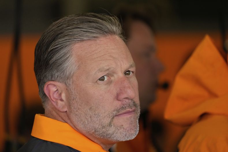 El jefe de McLaren Zak Brown en la zona de pits durante la primera práctica del Gran Premio de Gran Bretaña el viernes 4 de julio del 2025. (AP Foto/Darko Bandic)