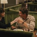 Esta imagen difundida por A24 muestra a Dakota Johnson, a la izquierda, y Pedro Pascal en una escena de Materialists. (A24 vía AP)