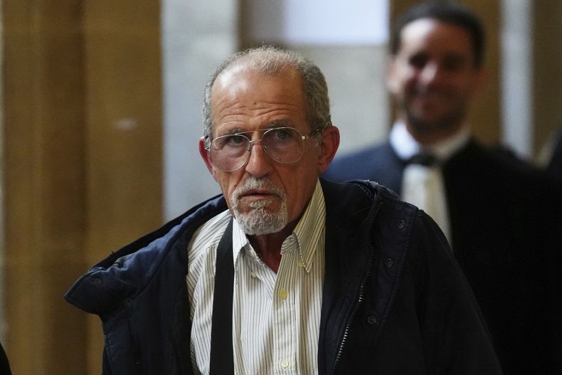 Aomar Aït Khedache, uno de los hombres acusados del robo a mano armada contra Kim Kardashian en 2016, sale durante un receso en el Palacio de Justicia el lunes 28 de abril de 2025 en París. (Foto AP/Aurelien Morissard)