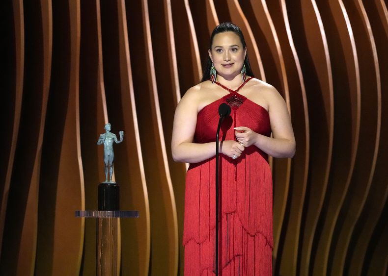 Lily Gladstone recibe el premio a mejor actriz por Killers of the Flower Moon en la 30a entrega anual de los Premios del Sindicato de Actores de la Pantalla el sábado 24 de febrero de 2024, en el Shrine Auditorium en Los Ángeles. (Foto AP/Chris Pizzello)