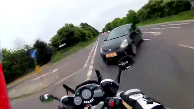David Holmes circulaba a alta velocidad en Norfolk, Inglaterra, cuando un auto se cruzó en su camino. La madre busca evitar futuros accidentes. LAS IMÁGENES PUEDEN HERIR LA SENSIBILIDAD