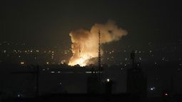 Una columna de humo después de una explosión en Teherán, Irán, el viernes 13 de junio de 2025. (AP Foto/Vahid Salemi)
