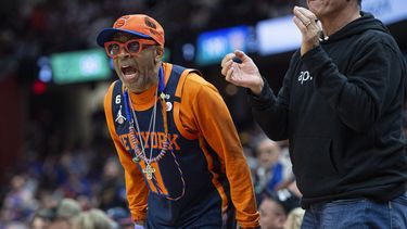Spike Lee alienta a los Knicks de Nueva York en un partido de playoffs ante los Cavaliers de Cleveland, el miércoles 26 de abril de 2023 (AP Foto/Phil Long)