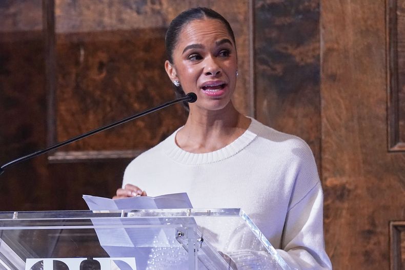 Misty Copeland, quien recientemente se retiró del American Ballet Theatre, habla durante el anuncio, en el Museo Metropolitano de Arte de Nueva York, el lunes 17 de noviembre de 2025, sobre la próxima exposición de moda de primavera Costume Art, que se inaugurará en la Met Gala en 2026. (Foto AP/Richard Drew)