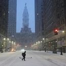 Una persona cruza una calle durante la tormenta invernal en Filadelfia, el domingo 25 de enero de 2026. (Foto AP/Matt Rourke)