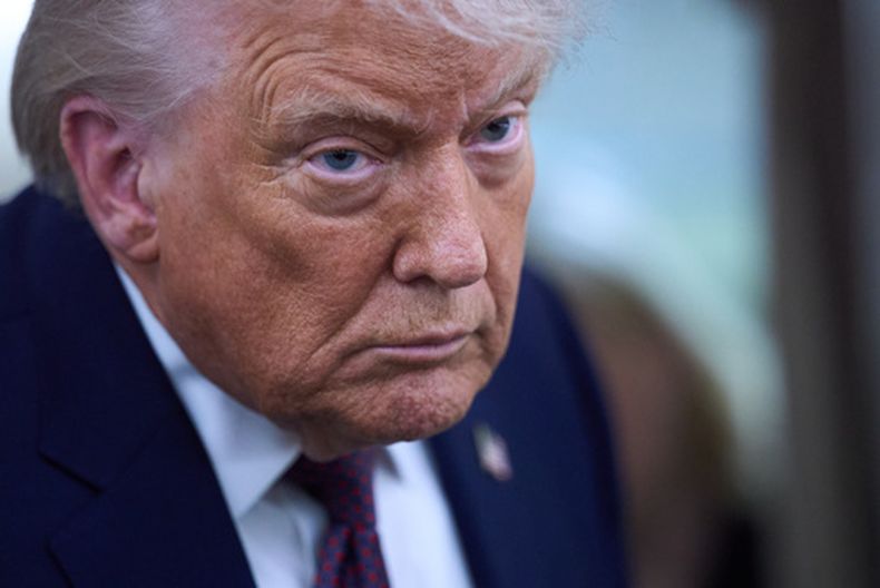 El presidente estadounidense Donald Trump habla con reporteros en el Air Force One tras dejar el Foro Económico Mundial de Davos rumbo a Washington, el 22 de enero del 2026. (AP foto/Evan Vucci)