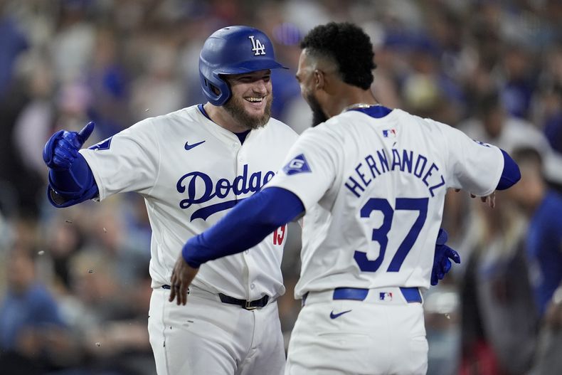 Max Muncy, de los Dodgers de Los Ángeles, celebra su jonrón solitario con Teoscar Hernández (37) durante la séptima entrada del juego de béisbol en contra de los Marineros de Seattle, el lunes 19 de agosto de 2024, en Los Ángeles. (AP Foto/Marcio Jose Sanchez)