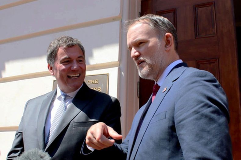 El ministro de Comercio de Canadá, Dominic LeBlanc, izquierda, y el representante comercial de Estados Unidos, Jamieson Greer, hablan con los periodistas en Washington D. C. el miércoles 19 de agosto de 2026, un día después de que el gobierno del presidente Donald Trump aplazara temporalmente los aranceles a Canadá. (Kelly Geraldine Malone/The Canadian Press vía AP)