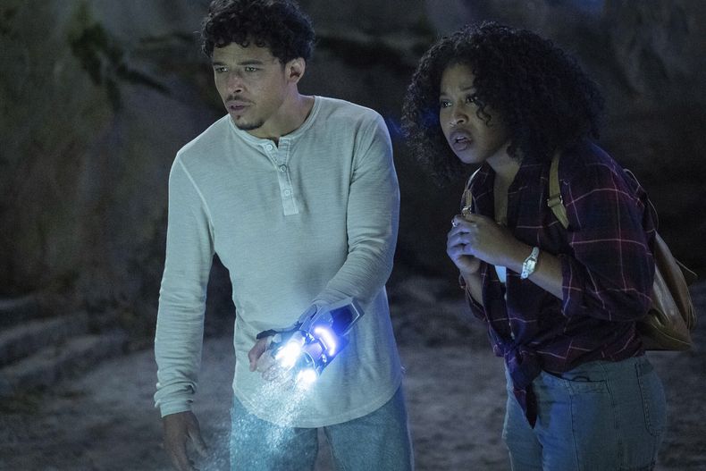 En esta imagen proporcionada por Paramount Pictures, Anthony Ramos, izquierda, y Dominique Fishback en una escena de Transformers: Rise of the Beasts. (Paramount vía AP)