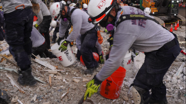 estoy aqui, sacame. sacame:  bomberos estuvieron en contacto con una mujer que sobrevivio al colapso y luego fallecio
