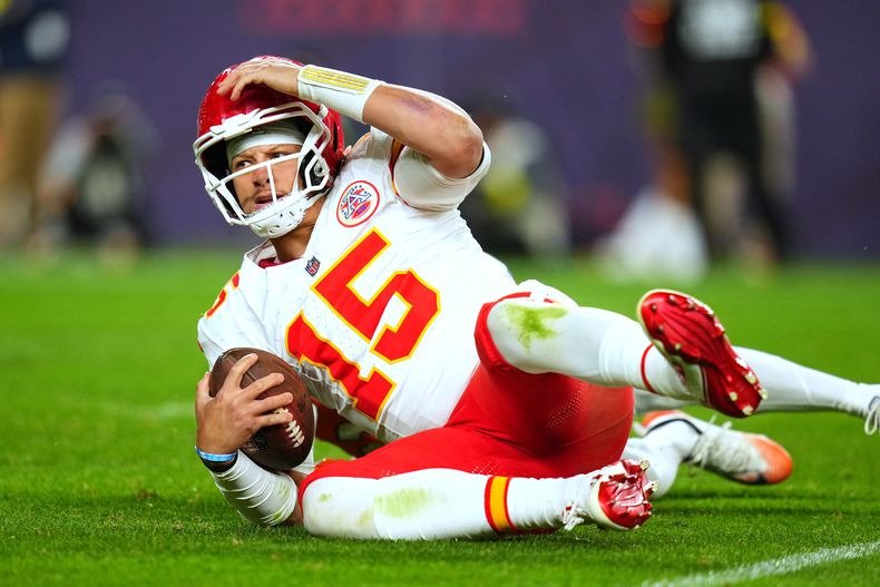 El quarterback de los Chiefs de Kansas City, Patrick Mahomes, luego de ser capturado en la segunda mitad del partido ante los Broncos de Denver, el domingo 16 de noviembre de 2025, en Denver. (AP Foto/Jack Dempsey)