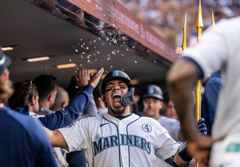 El venezolano Jhonny Peeda, de los Marineros de Seattle, festeja en la cueva su jonrón de tres carreras ante los Mets de Nueva York, el martes 2 de junio de 2026 (AP Foto/Stephen Brashear)