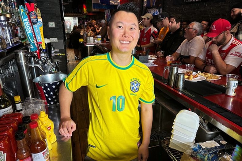 Mark Prinzinger, dueño del Lion Sports Bar en Filadelfia, posa detrás de la barra mientras sus comensales miran la final de la Liga de Campeones el sábado 30 de mayo de 2026 (AP Foto/Tassanee Vejpongsa)