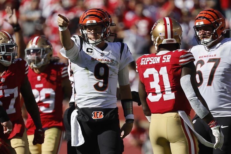 El quarterback de los Bengals de Cincinnati Joe Burrow hace un gesto en el encuentro ante los 49ers de San Francisco el domingo 29 de octubre del 2023. (AP Foto/Josie Lepe)