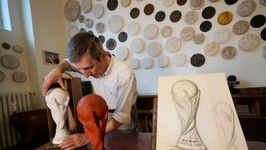 Giorgio Gazzaniga, hijo del escultor Silvio Gazzaniga, coloca la escultura original de yeso de la Copa del Mundo en un estuche de madera dentro de una bodega en Pioltello, Italia, el sábado 11 de julio de 2026 (AP Foto/Luca Bruno)