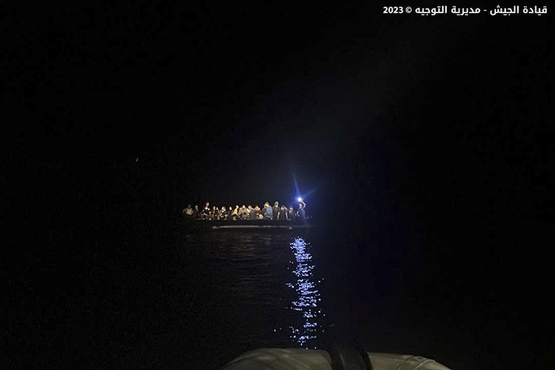 En esta imagen distribuida el 23 de septiembre de 2023, por la web oficial del ejército de Líbano, una lancha neumática con migrantes, durante una operación de rescate en el Mar Mediterráneo, cerca de la costa de la ciudad de Chekka, en el norte de Líbano. (Web del ejército de Líbano vía AP)