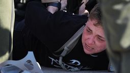 La policía estatal de Illinois detiene a un manifestante afuera de una instalación de procesamiento del Servicio de Inmigración y Control de Aduanas (ICE, por sus siglas en inglés) en el suburbio de Broadview, el viernes 14 de noviembre de 2025, en Chicago, Illinois. (AP Foto/Nam Y. Huh)