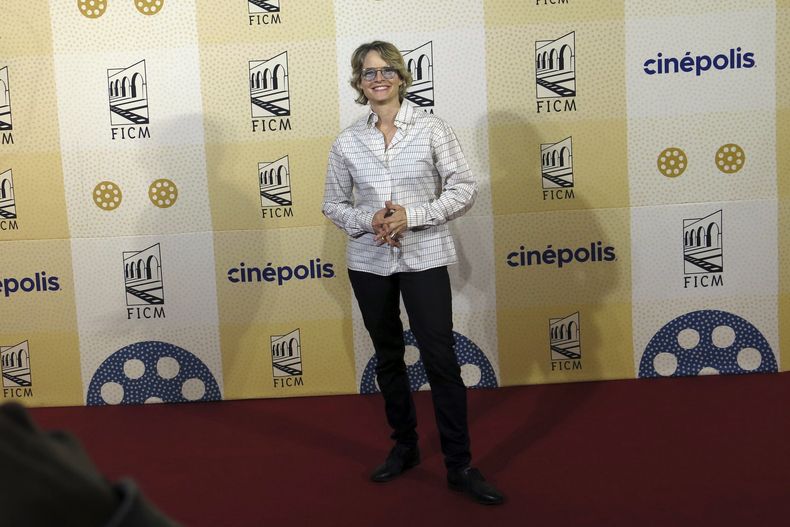 La actriz y directora Jodie Foster posa en la alfombra roja de una función especial de The Silence of the Lambs (El silencio de los inocentes) en el Festival Internacional de Cine de Morelia en Morelia, México, el miércoles 25 de octubre de 2023. (Foto AP/ Berenice Bautista)