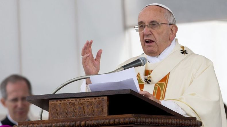 Lo afirmó el papa Francisco en la homilía del sábado, difundida hoy por el diario L'Osservatore romano. El pontífice afirmó que los rumores son "cizaña" y "destruyen la vida"