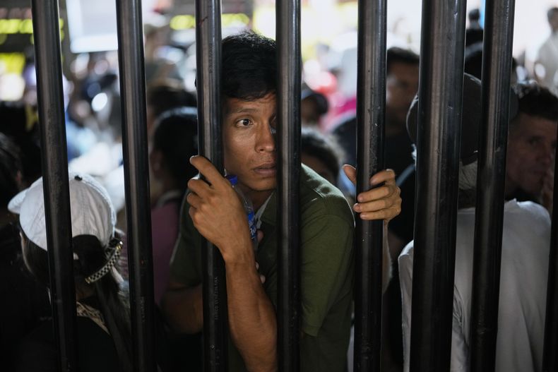 ARCHIVO - Personas desplazadas por la violencia en pueblos de la región del Catatumbo, donde rebeldes del Ejército de Liberación Nacional se han enfrentado con exmiembros de las Fuerzas Armadas Revolucionarias de Colombia, hacen fila para registrarse para recibir refugio en un estadio en Cúcuta, Colombia, el domingo 19 de enero de 2025. (AP Foto/Fernando Vergara, Archivo)