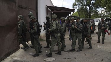 ARCHIVO - Soldados realizan una redada en el Centro Penitenciario de Tocorón, Venezuela, el miércoles 20 de septiembre de 2023. (AP Foto/Ariana Cubillos, archivo)