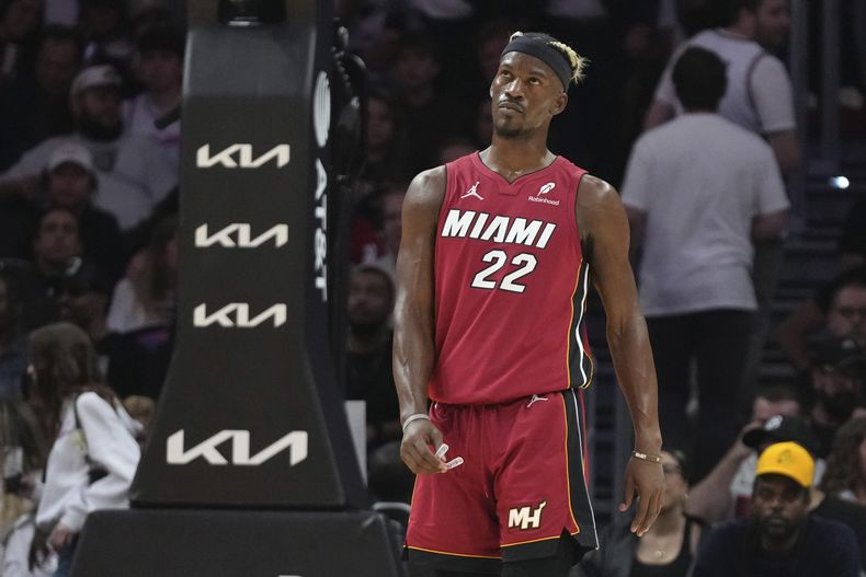 Jimmy Butler, alero del Heat de Miami, camina sobre la cancha en el partido del martes 21 de enero de 2025 ante los Trail Blazers de Portland. (AP Foto/Lynne Sladky)