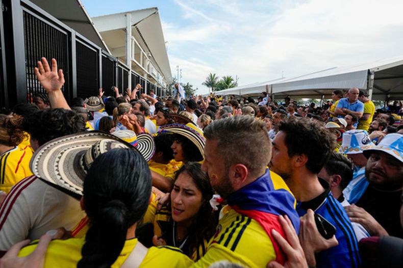 Aficionados hacen fila para entrar al estadio previo a la final de la Copa América entre Argentina y Colombia, el 14 de julio de 2024, en Miami Gardens, Florida. (AP Foto/Lynne Sladky, Archivo)