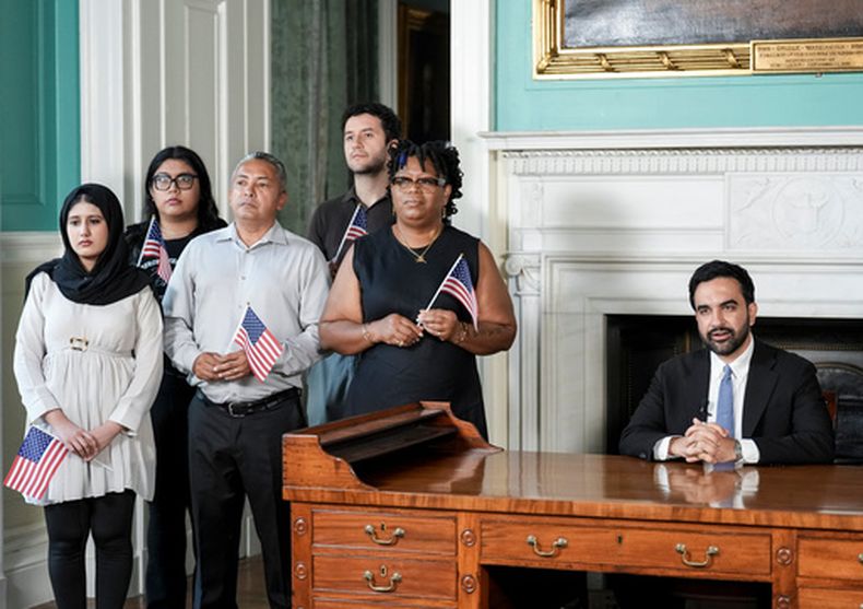 El alcalde de Nueva York, Zohran Mamdani, hace una declaración desde el escritorio de George Washington, acompañado por ciudadanos naturalizados hace poco, para conmemorar el 250 aniversario de Estados Unidos, el viernes 3 de julio de 2026 en Nueva York. (Anna Connors /The New York Times via AP, Pool)