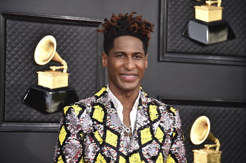 ARCHIVO - Jon Batiste llega a la 64a entrega anual del Grammy en la Arena MGM Grand Garden el 3 de abril de 2022, en Las Vegas. Batiste realizará su primera gira en solitario por Norteamérica en 2024 para presentar su álbum World Music Radio. Uneasy Tour: Purifying the Airwaves for the People comenzará el 16 de febrero. (Foto Jordan Strauss/Invision/AP, archivo)