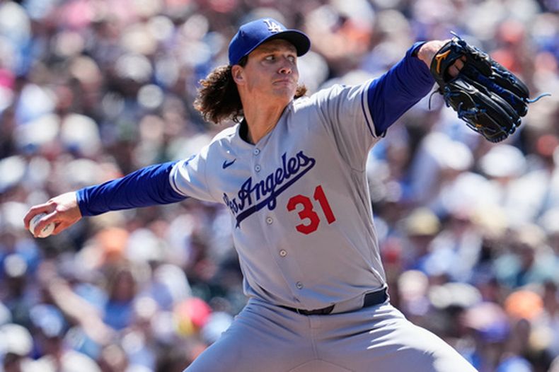 Tyler Glasnow (31), de los Dodgers de Los Ángeles, lanza hacia un bateador de los Gigantes de San Francisco durante la tercera entrada de un juego de béisbol el jueves 23 de abril de 2026, en San Francisco. (AP Foto/Godofredo A. Vásquez)
